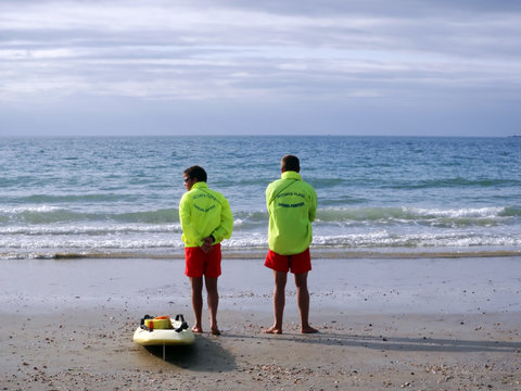 secoursistes face &agrave; la mer
