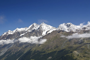 Fototapeta na wymiar Berge in den Walliser Alpen in der Schweiz