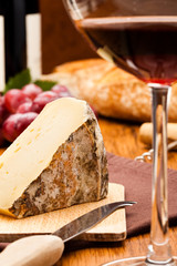 Plateau fromage et verre vin rouge
