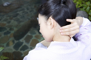 髪を整える浴衣女性