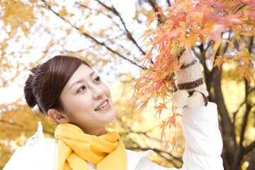 紅葉を見る女性