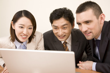 Obraz premium パソコンモニターを見て喜ぶビジネスマンとol