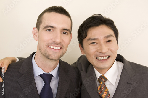 肩を組む日本人ビジネスマンとアメリカ人ビジネスマン Wall Mural Paylessimages