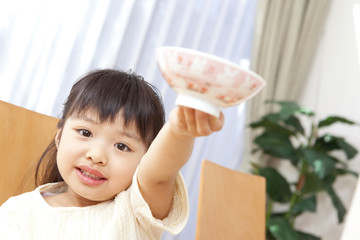ご飯をおかわりする女の子