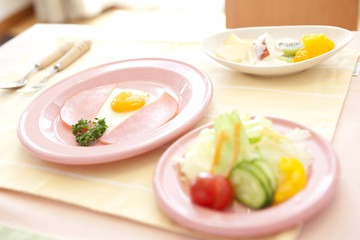 ハムエッグとサラダ