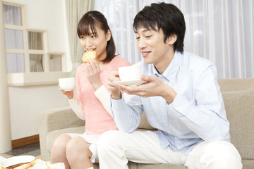 コーヒーを飲むカップル