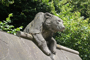 Fototapeta na wymiar bear statue