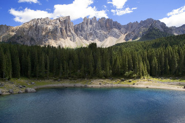 Il lago di Carezza e le dolomiti del Latemar (Italia)