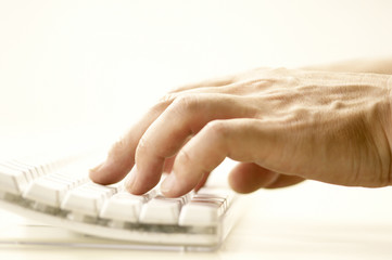 男性の手とキーボード