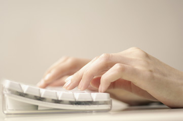 女性の手とキーボード
