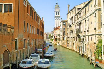 Fototapeta na wymiar Kanał z łodzi w Wenecji