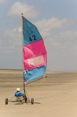Fototapeta premium Char à voile sur la plage de Berck-sur-mer (Côte d'Opale)