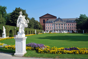 Statue et jardin du château à Trèves