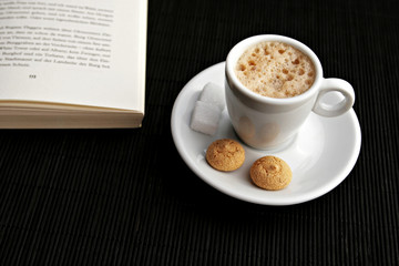 Cappuccino mit Buch