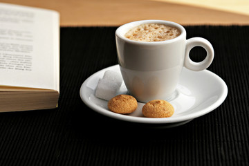 Cappuccino mit Buch