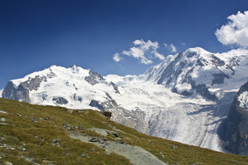 Fototapeta na wymiar Schnee bedeckte Berge in den Walliser Alpen in der Schweiz