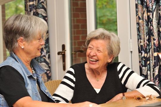Zwei Seniorinnen im Gespr&auml;ch I