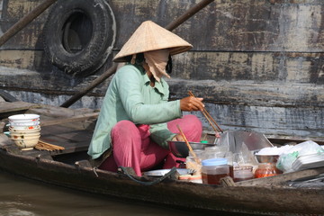 Suppenküche in Vietnam im Boot