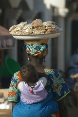 Afrikanerin mit Tablett auf dem Kopf in Gambia - obrazy, fototapety, plakaty