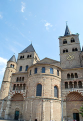 Fototapeta na wymiar Wejście do katedry Świętego Piotra w Trewirze
