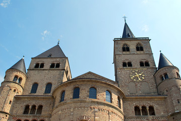 Fototapeta na wymiar Wysokości Saint-Pierre Cathedral