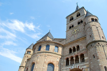 Fototapeta premium Les hauteurs de la Cathédrale Saint-Pierre à Trèves