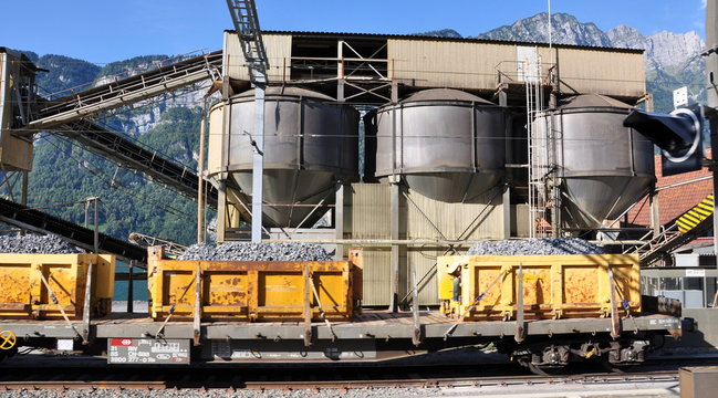wagons charg&eacute;s de gravier