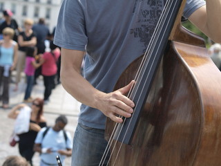 Tocando el contrabajo en la calle