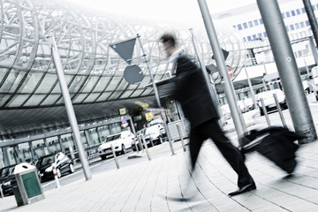 geschäftsmann unterwegs zum flughafen, bewegungsunschärfe