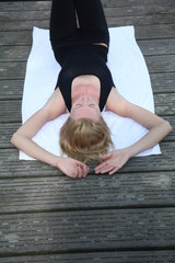 junge Frau macht Sport am See