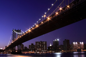 Fototapeta na wymiar Manhattan Bridge i Manhattan Skyline At Night Lights, NYC