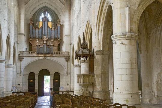 france; charente maritime; saintes : cath&eacute;dr&acirc;le saint pierre