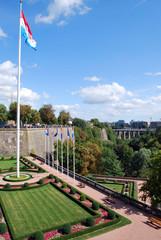 Drapeau du Luxembourg et vallée de la Pétrusse