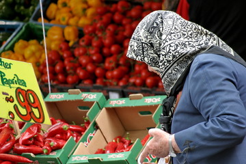 Frau beim Gemüse einkaufen