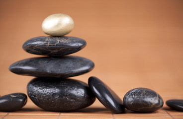 Concept zen / pierres empilées et pierre dorée
