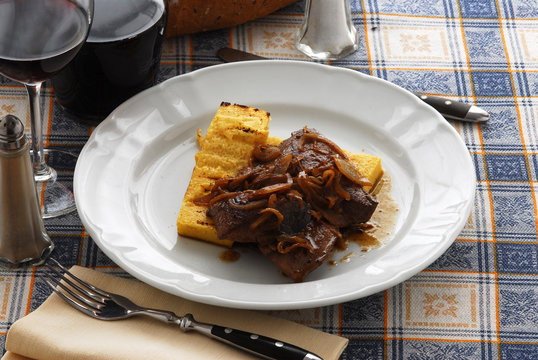 Fegato di maiale e cipolla con polenta