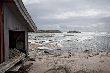 Hütte am Strand an einem windigen Tag