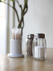 Salero, pimentero y palillero