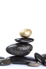 Galets zen / pierres empilées et pierre dorée