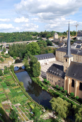 Fototapeta na wymiar Neumünster Abbey w Luksemburgu do góry