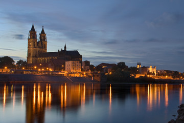 Fototapeta na wymiar Magdeburg katedra w nocy HDR