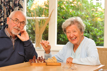 Ein Senior und eine Seniorin spielen Schach II