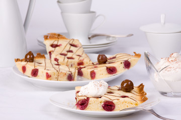 Kirschkuchen und Sahne