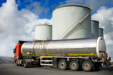 Obraz na płótnie Canvas ciężarówka ze zbiornikiem paliwa