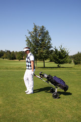 GOLF - Golfer mit Trolley auf Fairway