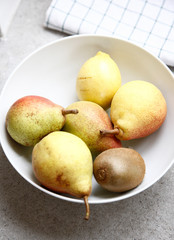 Obstschale mit Birnen, Kiwi und Zitrone