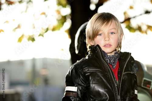 Blonder Junge Mit Blauen Augen "blonder Junge mit blauen Augen schaut" Stockfotos und lizenzfreie