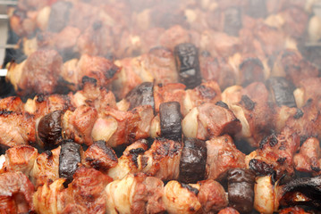 Preparation of meat slices on fire