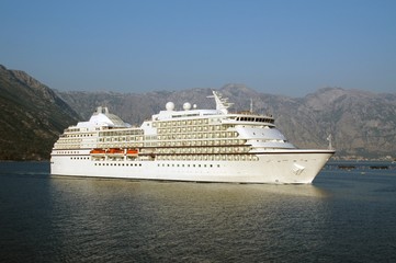 Cruise ship i Kator bay.