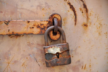 Eisentür mit Vorhängeschloss